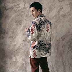 Get to know more about #SlokaDewangga with its menswear look in an array of lavish deep red to exquisite blue with a combo of pastel palette that will be completed the excitement of your Raya season.

#SlokaDewangga is also available in various of color and patterns, contact us at our Whatsapp, click to www.iwantirtabatik.com or  visit our nearest gallery. Tap link on bio for details.

#IwearIT #IwanTirta #RayaCollection2022